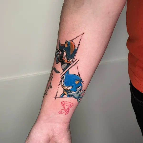 Tatuaj pe antebraț cu Sonic și Shadow în culori vibrante