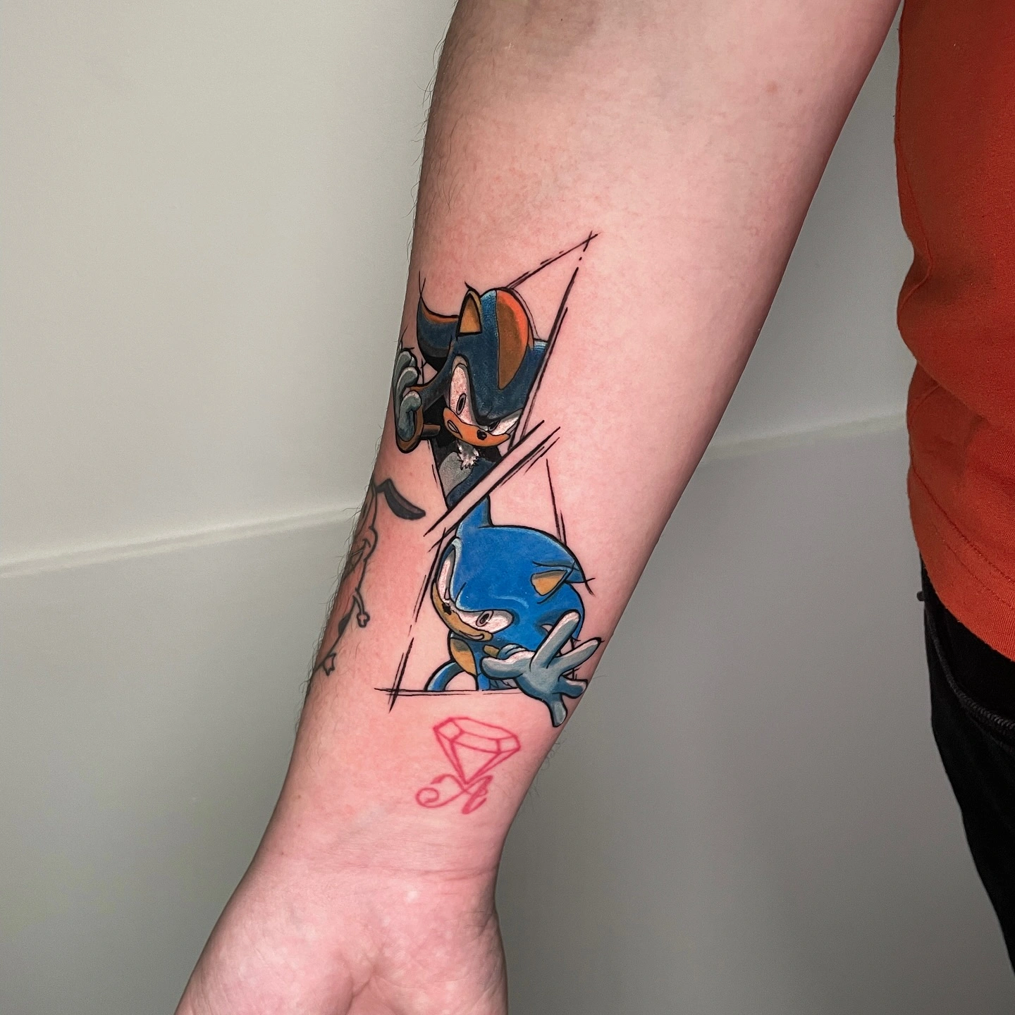 Tatuaj pe antebraț cu Sonic și Shadow în culori vibrante