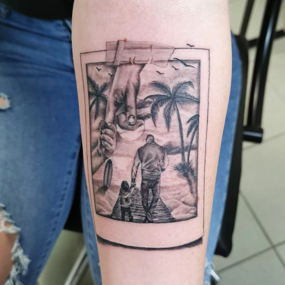 Tatuaj cu imaginea unui bărbat și copil mergând pe o plajă, înconjurați de palmieri, în stil foto retro.