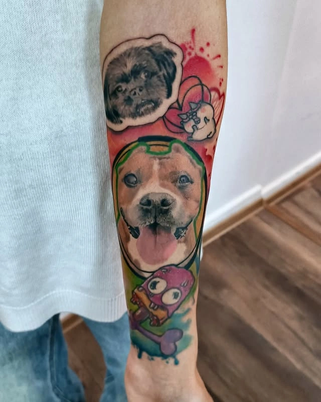 Tatuaj cu portrete de câini și desene colorate pe antebraț