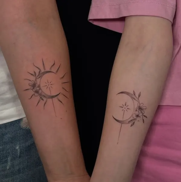 Două tatuaje cu semilună și flori pe antebrațe.