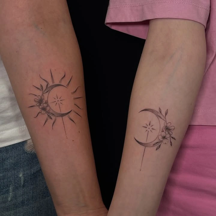 Două tatuaje cu semilună și flori pe antebrațe.
