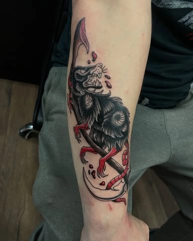 Tatuaj de șobolan cu elemente roșii pe antebraț