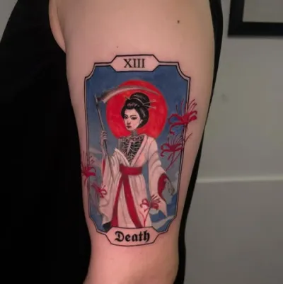 Tatuaj cu o carte de tarot reprezentând moartea, cu o femeie stilizată în kimono.
