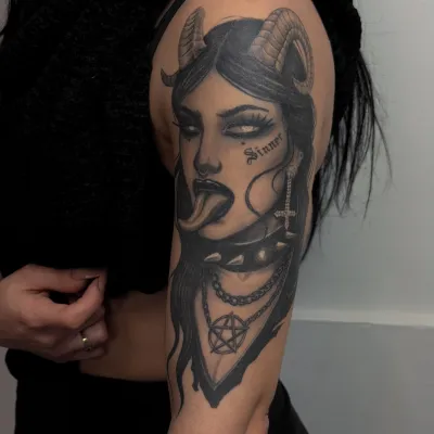 Tatuaj pe braț cu portret femeie având coarne și pentagramă