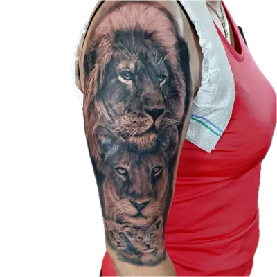 Tatuaj realist pe braț cu un leu adult și pui