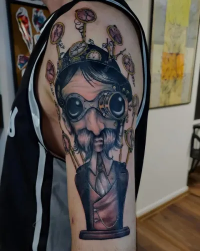 Tatuaj steampunk cu personaj cu ochelari și ceasuri pe braț
