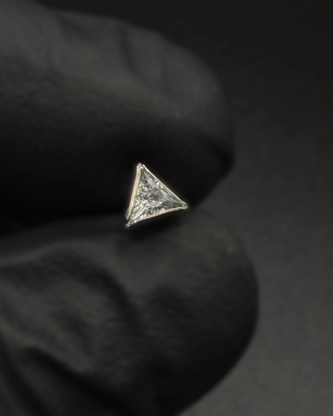 Piercing tip labret triunghiular cu cristal
